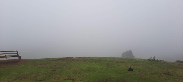 悬崖边的风景椅，有雾的视野图片下载