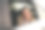 一张年轻女商人坐在汽车后座上的照片。图片下载