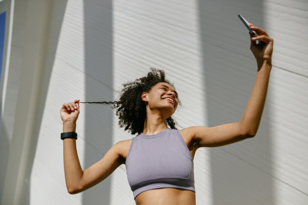 年轻女子在户外跑步自拍后的照片图片下载