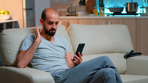 白人男性和他的同事谈论商务会议图片下载