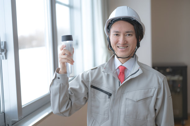 拿手电筒的人图片下载