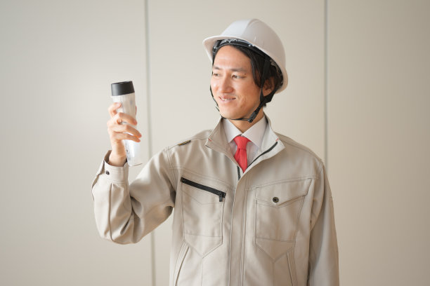 拿手电筒的人图片下载