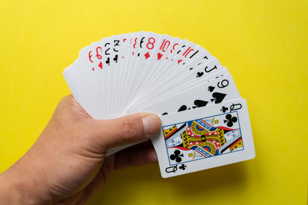 拿着扑克牌的人图片下载