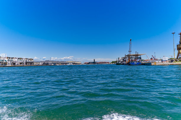 欧洲城市威尼斯港口工业区的风景。图片下载