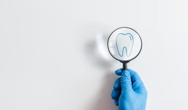 医学概念，牙医手持放大镜聚焦牙齿白底图标进行口腔护理。图片下载
