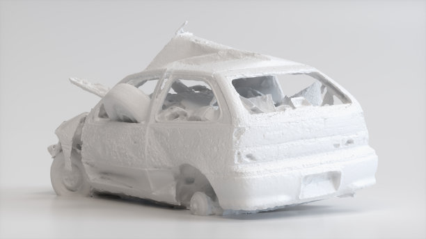 受损的汽车与自己的部分在机舱内软灰色工作室背景。运输的概念。图片下载