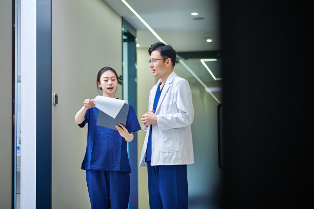 医生和护士在诊所走廊讨论图片下载