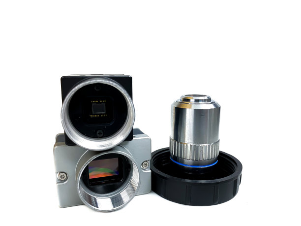 用激光照射的光学透镜和实验室工作设备的图片，白色背景，隔离图片。图片下载