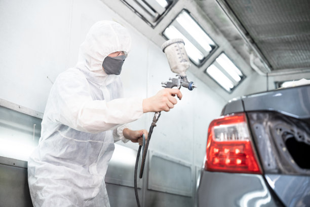 汽车服务人员全身防护装备涂装车身。Oxus图片下载