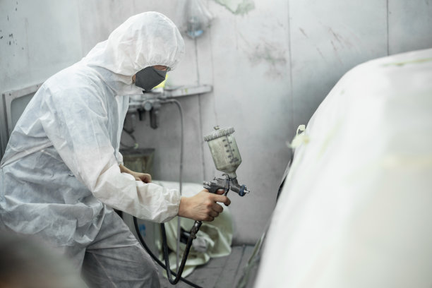 汽车服务人员全身防护装备涂装车身。Oxus图片下载