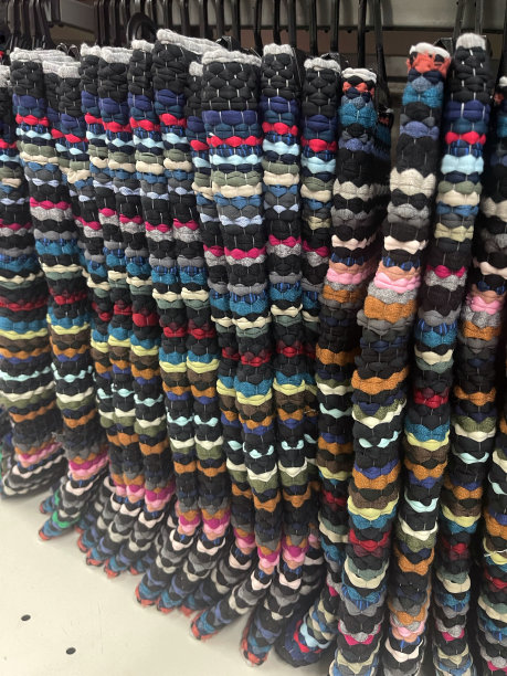 商店货架上的脚垫图片下载