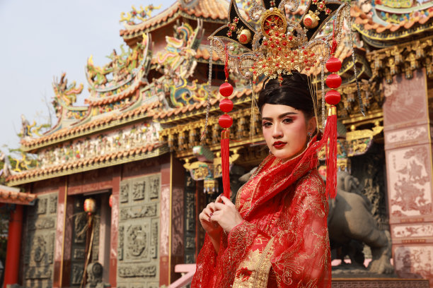 肖像亚洲妇女与红色传统旗袍旗袍，中国新年，妇女在泰国曼谷的寺庙传统中国服装图片下载