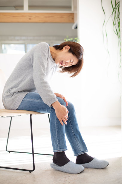 一位遭受膝盖疼痛的日本中年妇女图片下载