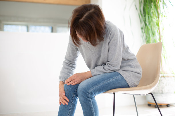 一位遭受膝盖疼痛的日本中年妇女图片下载