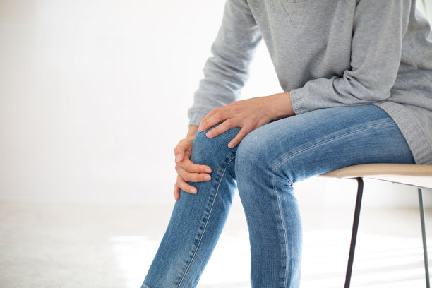 一位遭受膝盖疼痛的日本中年妇女图片下载