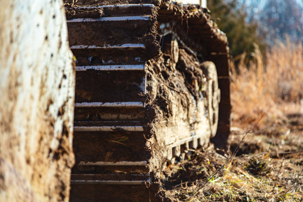 土方移动设备金属机械轨道土地开发和池塘建设美国中西部密苏里州照片系列图片下载