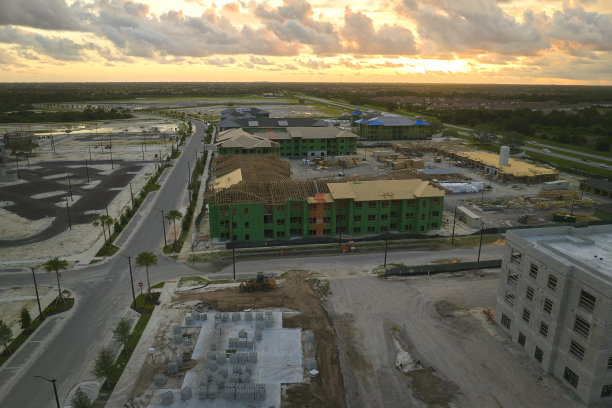 鸟瞰图未完工的公寓楼框架准备安装在建的木制屋顶梁。美国郊区住宅的发展。美国的房地产市场图片下载