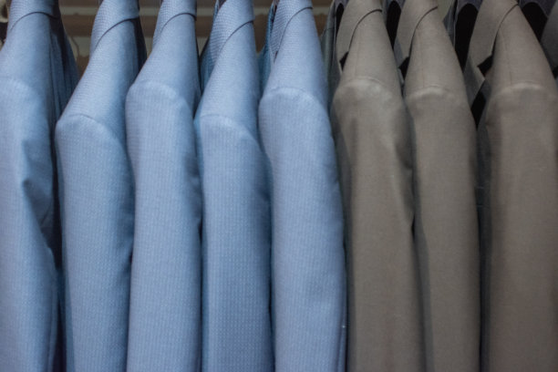 服装店里挂在衣架上的西装图片下载