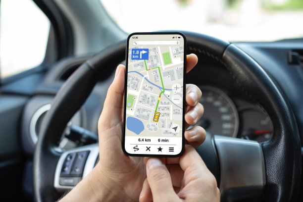男手拿手机用导航应用程序后台轮车图片下载