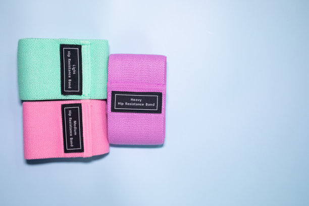 蓝色背景彩色运动橡皮筋健身。图片下载