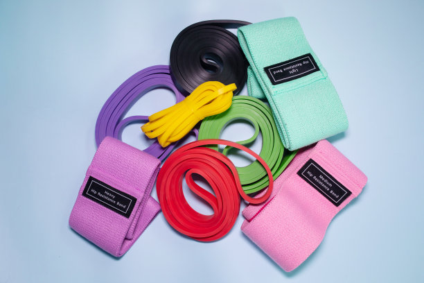 蓝色背景彩色运动橡皮筋健身。图片下载