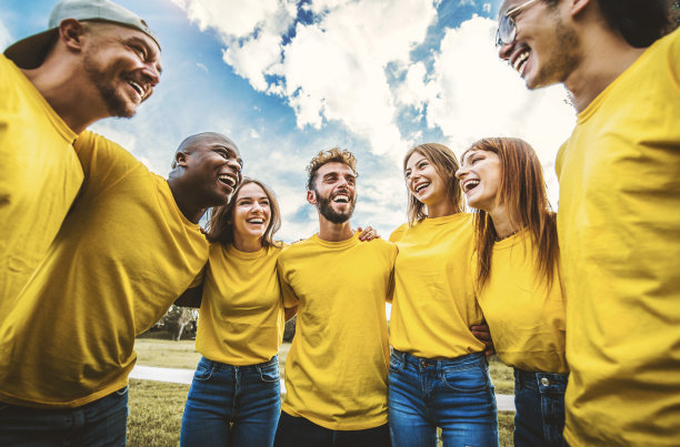 多种族的年轻人在户外一起欢笑-男孩和女孩在户外拥抱在一起的团队建设概念-团队合作和青年社区图片下载