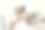 年长的女士，沙发和咖啡放松与滑稽，喜剧或快乐的我的时间在酒店休息室微笑。老太太，沙发和茶在家里的客厅里幸福地退休，疯狂地笑。图片下载