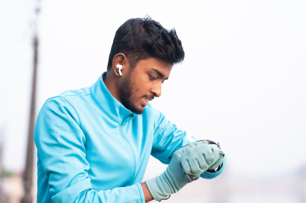 智能手表，而女人热身的库存照片图片下载