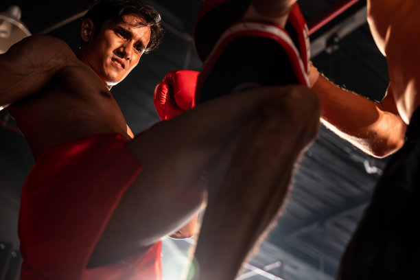 亚洲和高加索拳击手在训练中释放膝盖攻击。动力图片下载