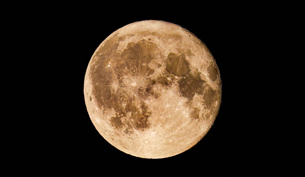 非常高分辨率的满月。漆黑的天空，有足够的空间进行对比度、亮度和色彩调整。超高品质。图片下载