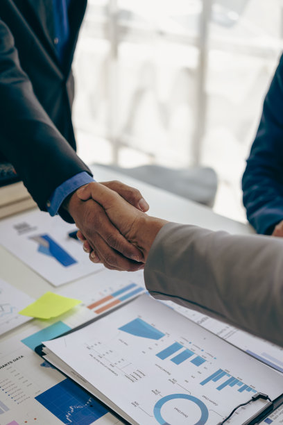 握手，会面和商务人士在合作伙伴合作和工作场所的协议感谢团队合作，金融业务概念特写图片图片下载