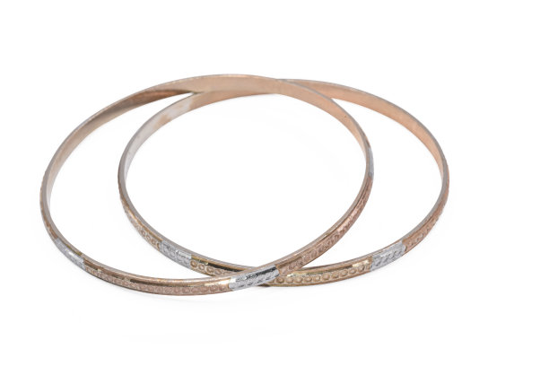 旧手镯首饰有金银色隔离在白色背景上，微距照片，有路径图片下载