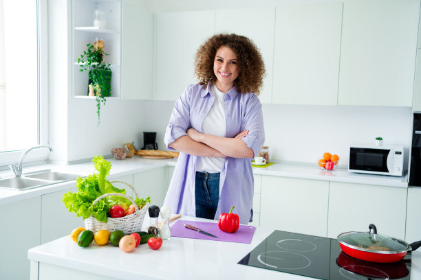自信可爱的女士在厨房准备早餐照片图片下载