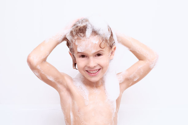 微笑的男孩在浴室洗头图片下载