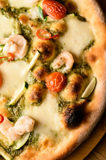美味的披萨和海鲜，在一个圆形厚实的摊位在披萨店图片下载