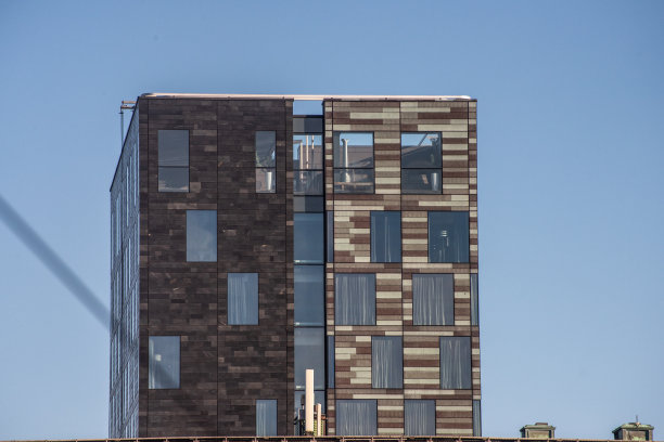 酒店顶层的屋顶水疗中心。图片下载