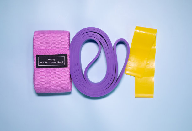 蓝色背景彩色运动橡皮筋健身。图片下载