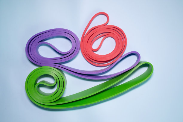 蓝色背景彩色运动橡皮筋健身。图片下载