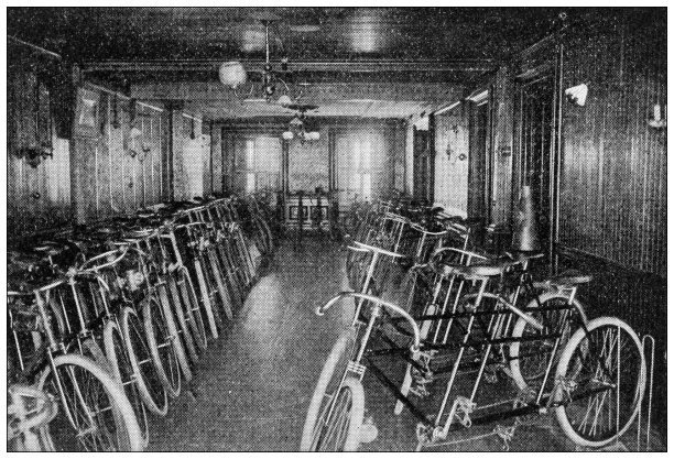 1897年的运动和消遣:哈林区的自行车俱乐部图片下载