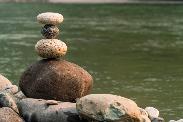 石头平衡，冥想和专注的艺术。图片下载