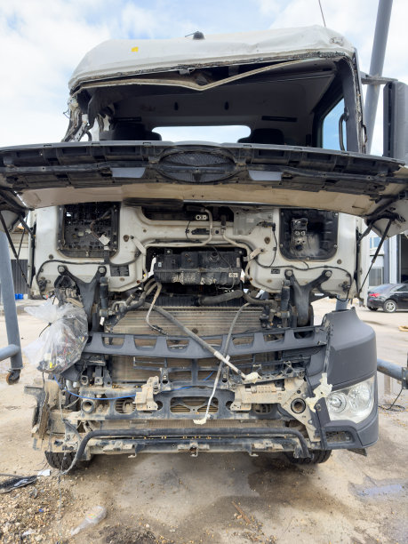 正面碰撞后的卡车图片下载