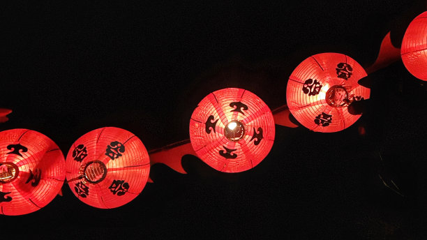 一串串黑色背景的中国灯笼图片下载