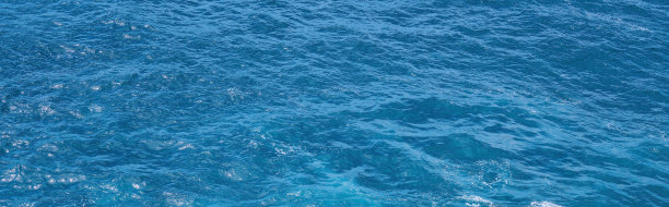 风景广阔的全景照片蓝色波浪热带大海。视图。巴厘岛，努沙佩尼达岛，印度尼西亚。图片下载