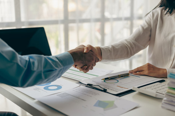 握手，会面和商务人士在合作伙伴合作和工作场所的协议感谢团队合作，金融业务概念特写图片图片下载
