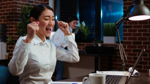 快乐的办公室职员庆祝通宵完成公司项目图片下载