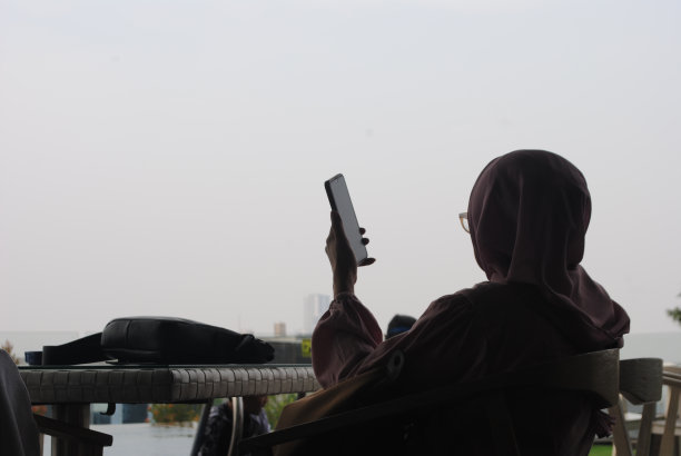 一位女商人正在查看她的智能手机。图片下载