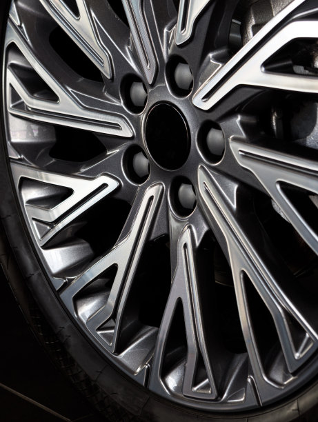 垂直照片优雅的商务车车轮，铝制轮辋上的低轮廓轮胎，特写图片下载