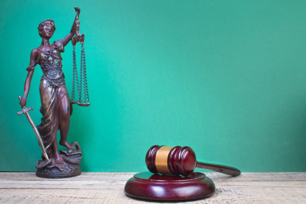 法律概念-打开法律书，法官的小木槌，天平，法庭或执法办公室桌子上的忒弥斯雕像。图片下载