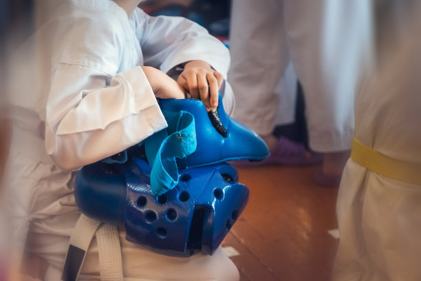 武术运动员手中的蓝色防护头盔。图片下载