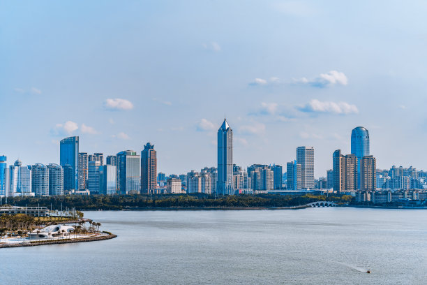 中国海南海口CBD建筑的海岸线和游艇图片下载